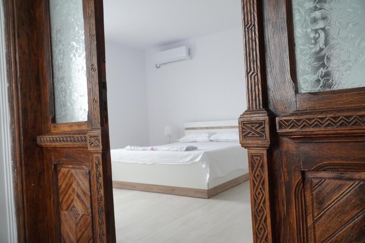 Vila Exclusive Targu Jiu Exterior photo